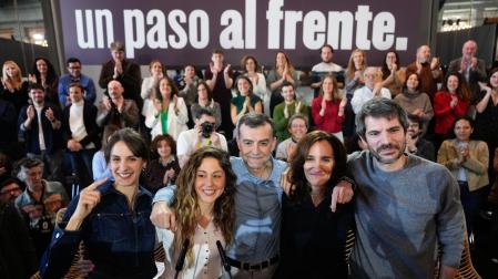 Los ministros Ernest Urtasun (d) y Mónica García (2d), acompañados de la líder de Movimiento Sumar, Lara Hernández (2i), del líder de IU, Antonio Maíllo (c), y de la portavoz de Más Madrid en el Ayuntamiento, Rita Maestre (i), durante la presentación de la nueva coalición entre Movimiento Sumar, IU, Más Madrid y los comunes