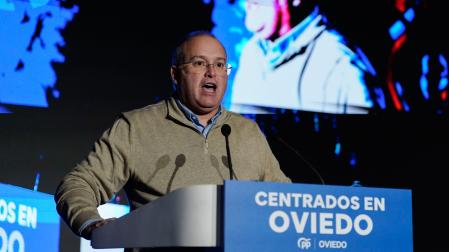 El secretario general del PP, Miguel Tellado, durante su intervención en elcongreso local del PP de Oviedo, este sábado