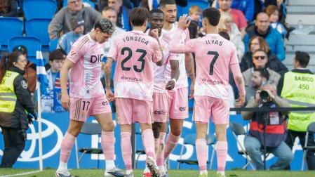 El defensa del Oviedo Eric Bailly (c) celebra tras marcar el 3-3 durante el partido de liga que enfrentó a la Real Sociedd y el Real Oviedo en el estadio Anoeta
