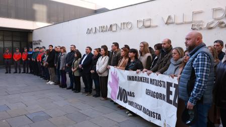 Cientos de vecinos se concentran en Sarriguren contra el asesinato machista