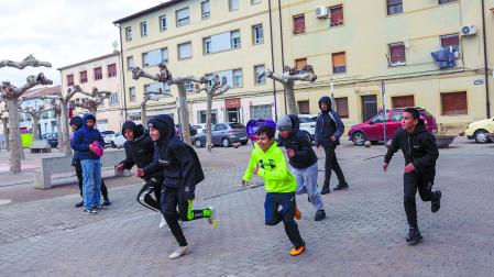 Un grupo de niños de origen magrebí juega en una de las plazas de Castejón