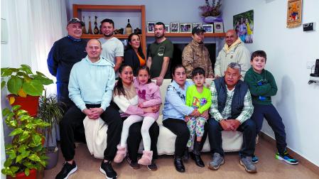 COLOMBIA De pie, de izda. a dcha.: José Gabriel Grajales Tabares, Jorge López Arias, Joana Blandón Castaño, Edison Arrollave Millán, Jorge Blandón Castaño, y José Flores García. Sentados: Jon Edison Rendón Ríos, Luz Delly Castaño Marín, Violeta López Giraldo, Guillermina Castaño Vélez, Alejandro Blandón Muñoz, Manuel Blandón Restrepo, y Daniel Blandón Muñoz.