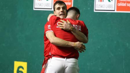 Salaberria y Gaskue se abrazan tras ganar y conocer su pase a semifinales.