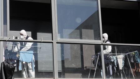 Agentes de Policía Científica trabajaban este sábado en el domicilio donde ocurrió la agresión.