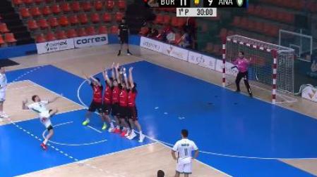 Oleg Kisselev ejecutando una falta directa en el encuentro ante UBU San Pablo Burgos