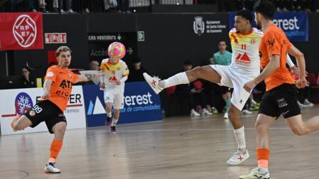 Fabinho, del ATP Ribera, intenta darle de volea
