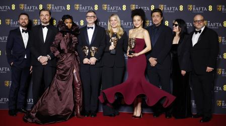 Andy Jurgensen, Leonardo DiCaprio, Teyana Taylor, Paul Thomas Anderson, Sara Murphy, Chase Infiniti, Benicio del Toro, Cassandra Kulukundis y Michael Bauman después de que 'Una batalla tras otra' ganara los premios a Mejor Película, Mejor Director, Mejor Guion Adaptado y Mejor Fotografía en los BAFTAef