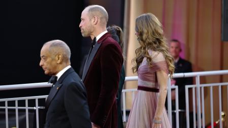 Los príncipes de Gales, Guillermo (centro) y Catalina (derecha), llegan a los Premios BAFTA 2026 en el Royal Festival Hall de Londres