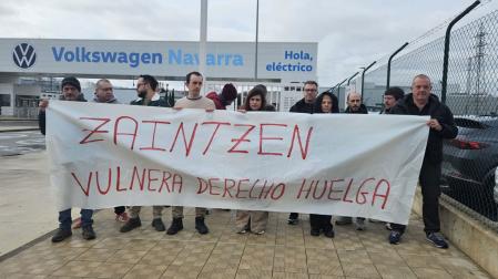 Una protesta anterior de los trabajadores de Zaintzen en la puerta de Volkswagen Navarra