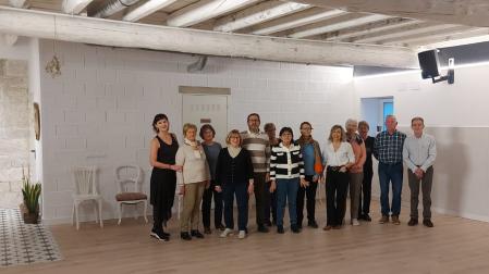 Arantxa Villanueva Salinas (primera desde la izquierda), con alumnado de la asociación de jubilados Horizonte de Sangüesa