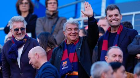 El expresidente del FC Barcelona, Joan Laporta (c), asiste al partido entre el FC Barcelona y el Levante UD