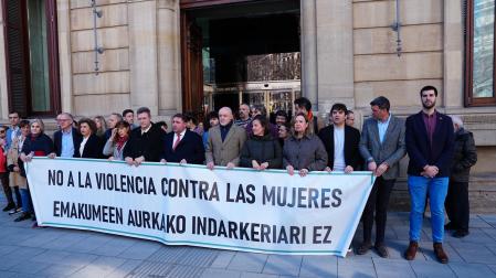 Imagen de la concentración en la puerta del Parlamento de Navarra de los parlamentarios forales en señal de repulsa por los asesinatos por violencia machista cometidos los últimos días.