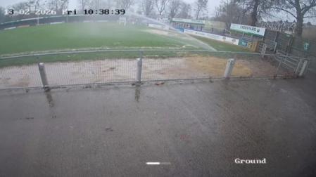 Según las imágenes recuperadas de las cámaras de seguridad del estadio, el club utilizó los aspersores para regar el campo pese a que ya estaba lloviendo.
