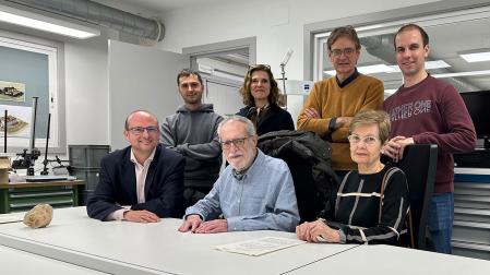 Personal docente e investigador, con el donante, en el Laboratorio de Arqueología. En la fila inferior, de izda. a dcha: Roldán Jimeno, Balbino García de Albizu (donante), y su esposa, Arantza Gárate Larrea. En la fila superior, de izda. a dcha., Íñigo Portela (investigador) Natalia García de Albizu (hija del donante), Javier Armendáriz e Iván Ruiz (investigadores del Laboratorio de Arqueología de la UPNA)