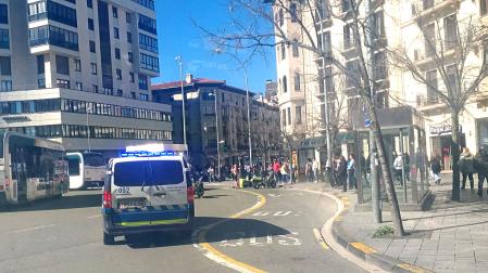 La Policía Municipal, en el lugar del accidente en la plaza de Merindades.