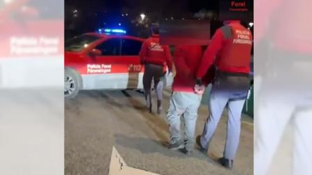La Policía Foral conduce al arrestado por el crimen de Sarriguren.