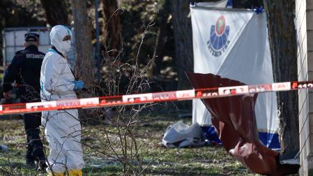 Ertzainas en el lugar donde se ha producido una explosión en una empresa pirotécnica en Lantarón (Álava)