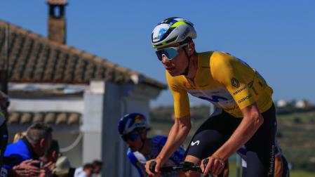 Iván Romeo, de amarillo, en la Vuelta a Andalucía 2026.