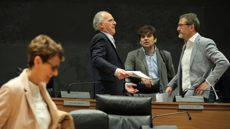 María Chivite en un Pleno anterior del Parlamento. Tras ella Adolfo Araiz (EH Bildu), Pablo Azcona (Geroa Bai), Javier Lecumberri (PSN).