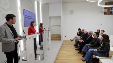 A: EDUARDO BUXENS F: 23 FEBRERO 2026 L: PAMPLONA , PALACIO DE NAVARRA T:   PRESENTACIÓN DE LOS PLANES PARA LOS MUNICIPIOS DECLARADOS COMO ZONAS TENSIONADAS, CON LA PRESENCIA DE LA CONSEJERA BEGOÑA ALFARO, LA DIRECTORA GENERAL , ELGA MOLINA Y ALCALDES