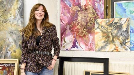 Natalia Echeverría, retratada junto a varias obras que forman parte de 'Implosión'