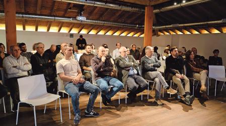 Asistentes al acto de ayer en San Martín de Unx, con el consejero Aierdi, sentado en el centro