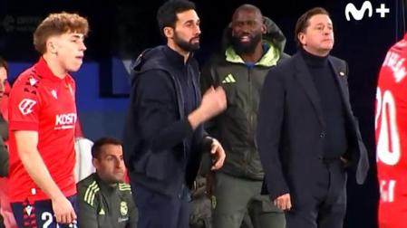 Rüdiger, en pie en el banquillo para descentrar a su excompañero Víctor Muñoz