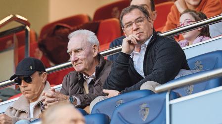 Jan Urban, junto a Pedro Mari Zabalza, antes de que diera comienzo el Osasuna-Real Madrid