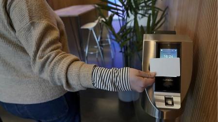 Una trabajadora ficha en el control de acceso a su empresa