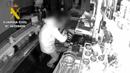 Vídeo del momento del robo en una cafetería de Berriozar con imágenes grabadas por las cámaras de vigilancia y por un testigo que avisó a la Guardia Civil y se encaró con los ladrones