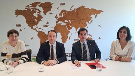 De izquierda a derecha: Mónica Cortiñas, vicerrectora de Calidad, Economía y Estrategia de la UPNA; Ramón Gonzalo, rector de la UPNA; el consejero Irujo, y Uxue Itoiz, directora gerente de la sociedad pública CEIN