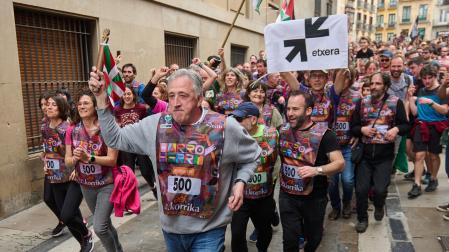 A: MIGUEL OSÉS F: 16¿3-2024 P: L: PAMPLONA T: KILOMETRO DE LA KORRIKA COMPRADO POR EL AYUNTAMIENTO DE PAMPLONA MIGUEL OSES / Asiron, ikurriña en mano, y otros miembros de EH Bildu durante la Korrika de 2024.