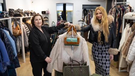 De izquierda a derecha Julia Espuelas Hernández, propietaria de la tienda El Armario de Julia, y Yolanda García Martín, empleada del establecimiento