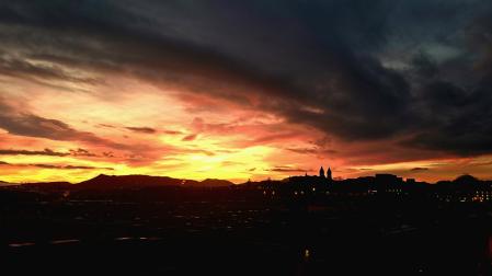Luces del amanecer en este final de febrero en Pamplona.