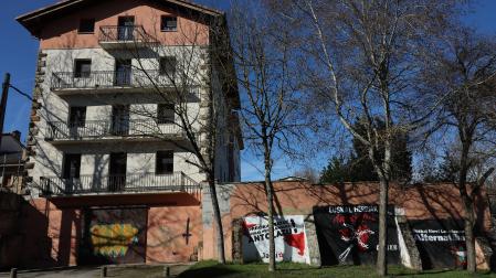 Residencia de la Inmaculada Concepción de Castres, con pintadas en sus bajos.