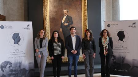 Desde la izq.: Alicia Nicolás, directora comercial de Diario de Navarra; Garazi Echeandia, directora artística del festival; Martín Soler, director técnico del festival; Maider Beloki, concejala de Cultura y Maitane Bueno, directora de Zona de Laboral Kutxa, reunidos en el Condestable junto al retrato de Pablo Sarasate.
