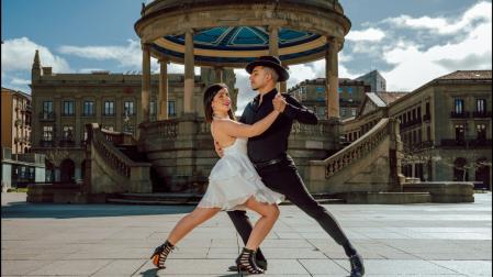 Carolina Maison Sanz e Isusko Alzate Oco, propietarios de la academia de baile Didara Dance Center, en Ansoáin
