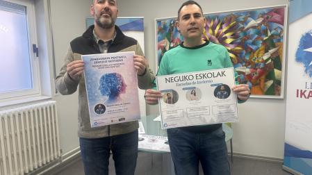 ´Raúl Blanco y Joseba Tristán, con los carteles anunciadores de la programación.