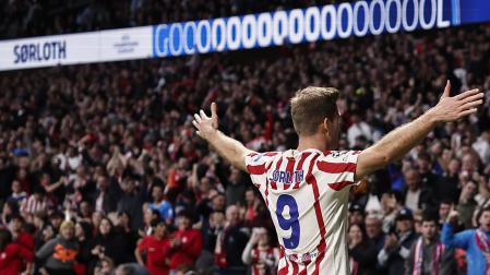 El delantero del Atlético de Madrid Alexander Sørloth celebra uno de sus tantos contra el Brujas