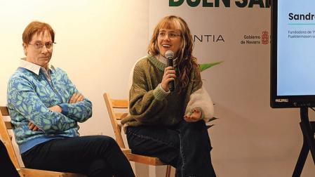 Sandra Urra, con el micrófono, junto a Ana Roldán