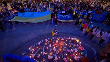 La Plaza del Castillo fue escenario de la concentración por los cuatro años de la invasión de Rusia a Ucrania