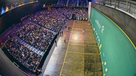 Vista panorámica del frontón Navarra Arena en nun partido del Parejas 2026