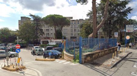 Entrada al Hospital San Giovanni Bosco de Nápoles