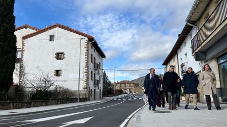 El consejero Chivite, el alcalde de Yesa, Roberto Martínez, Jesús Mari Rodríguez y María Torres, por las calles de la localidad.