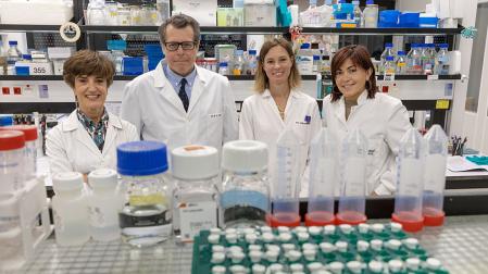 Investigadores de grupos dedicados al cáncer de hígado en un laboratorio del Cima.