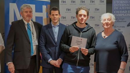 El ganador del torneo, el GM Carlos Albornoz Cabrera, acompañado de izda. a dcha. del director del torneo, Sergio Coellar Mideros; el representane de Fundación La Caixa, Patxi Zaldua; y la viudad de Pepe Leuza, Genoveva Labiano Hualde.