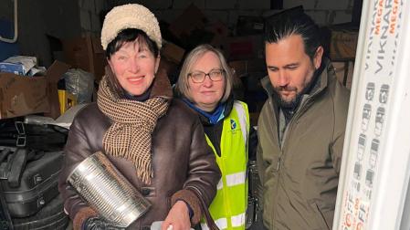 Nadiya Sohor y Álvaro Cuadrado (Hambre Cero) reparten ayuda el lunes en Leópolis (Lviv)