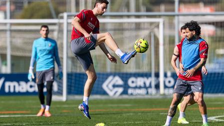 Raúl García de Haro controla el balón durante el entrenamiento de este miércoles en Tajonar