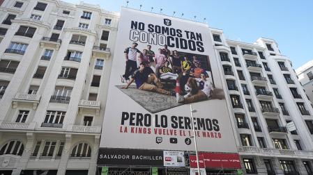Imagen de la lona en Gran Vía promocionando la Kings League