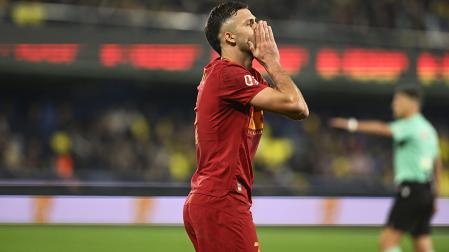 El defensa del Valencia Copete se lamenta de una ocasión fallada durante el encuentro de la jornada 25 de Laliga EA Sports en el estadio de La Cerámica de Villarreal.